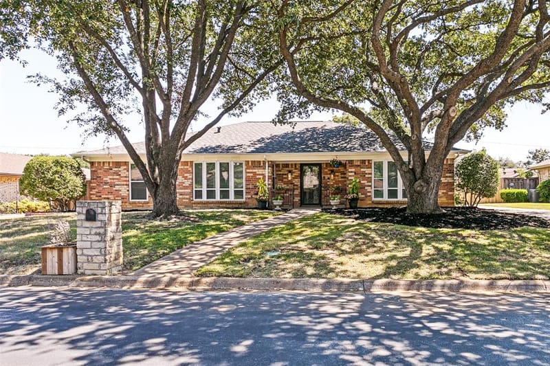 333 W Louella Drive, Hurst TX 76054