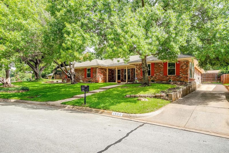 1800 Briarcrest Lane, Arlington TX 76012 - Photo 2
