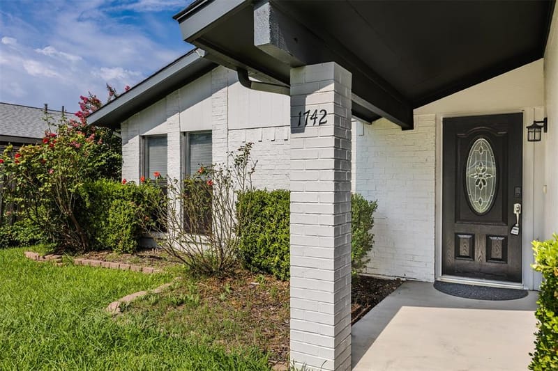 1742 Delaford Drive, Carrollton TX 75007 - Photo 4
