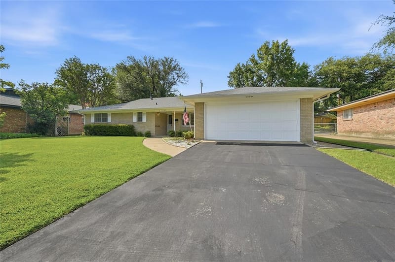 1712 Oakhill Drive, Sherman TX 75092 - Photo 2