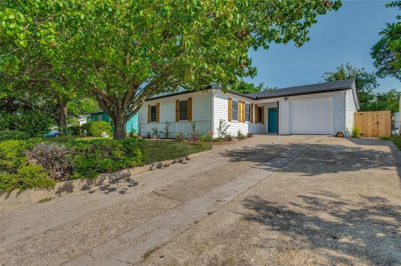 3811 Rolinda Drive, Dallas TX 75211 - Photo 2