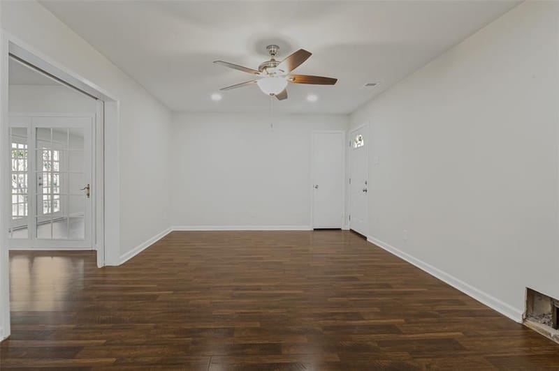 3811 Rolinda Drive, Dallas TX 75211 - Photo 3