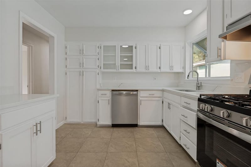 3811 Rolinda Drive, Dallas TX 75211 - Photo 10