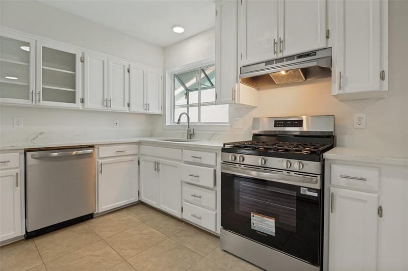 3811 Rolinda Drive, Dallas TX 75211 - Photo 11
