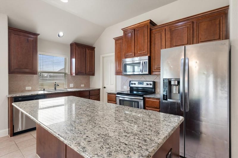 6633 Meadow Glen Drive, Midlothian TX 76065 - Photo 2