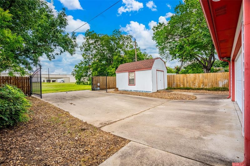 219 W Wilson Avenue, Sherman TX 75090 - Photo 8