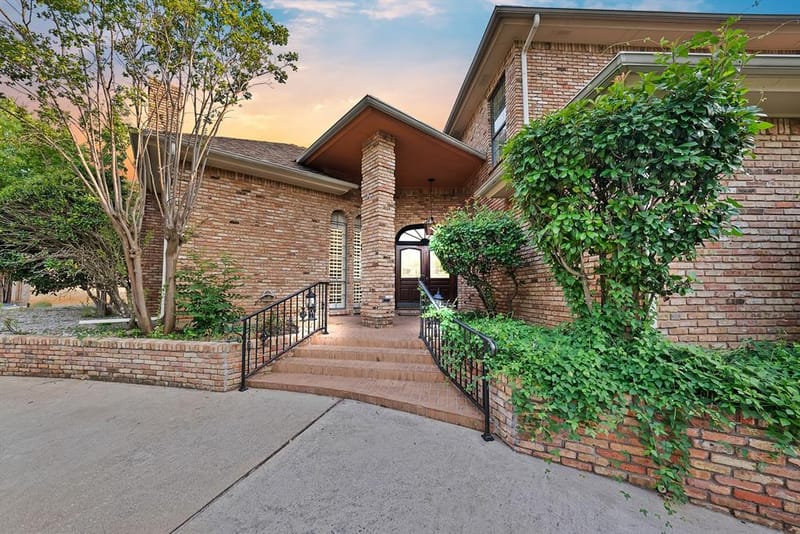 2714 Ridge Top Lane, Arlington TX 76006 - Photo 2
