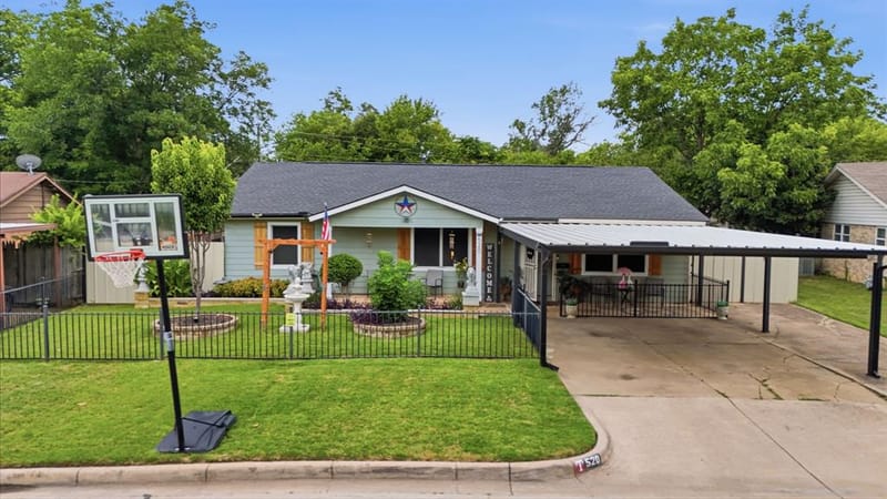 520 Thompson Drive, Saginaw TX 76179 - Photo 4