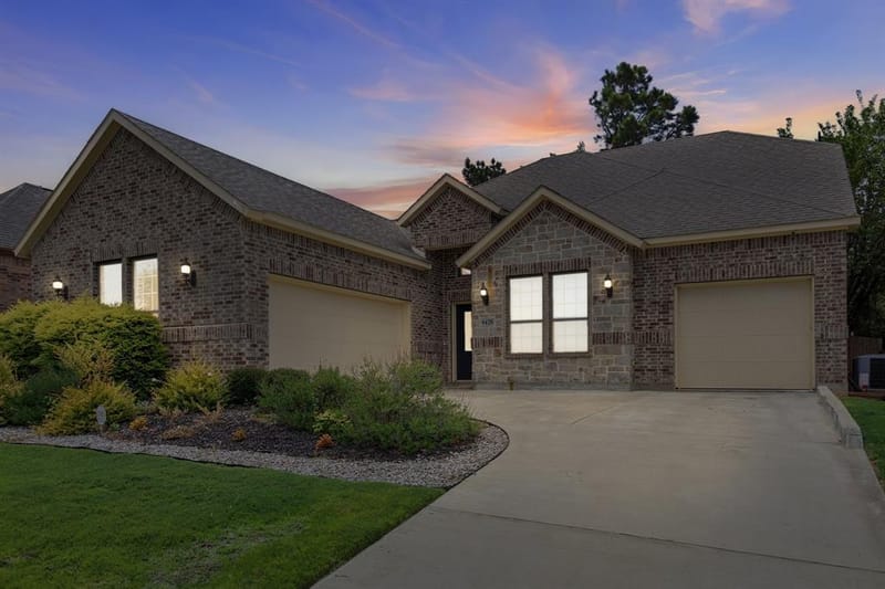 4428 Terraview Drive, Arlington TX 76001 - Photo 2