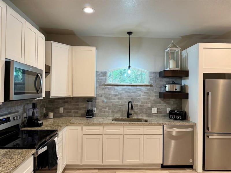 819 Arkansas River Drive, Granbury TX 76048 - Photo 7