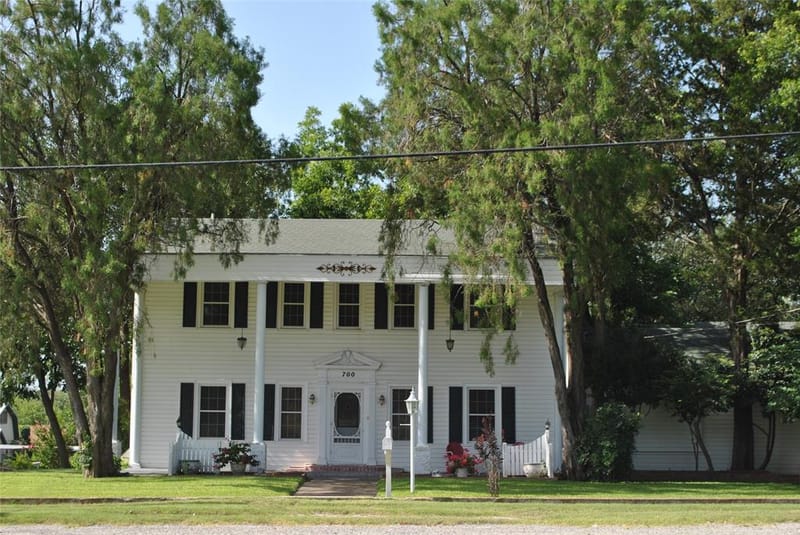 700 W Wrights Avenue, Comanche TX 76442