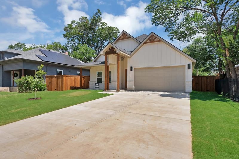1021 E Richmond Avenue, Fort Worth TX 76104 - Photo 2