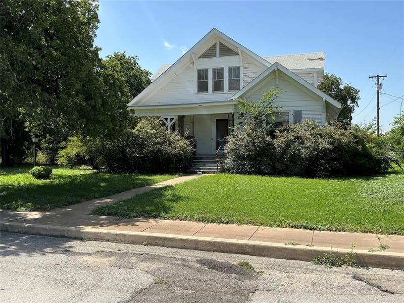 300 E Grand Avenue, Comanche TX 76442