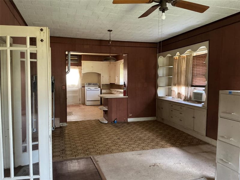 300 E Grand Avenue, Comanche TX 76442 - Photo 9