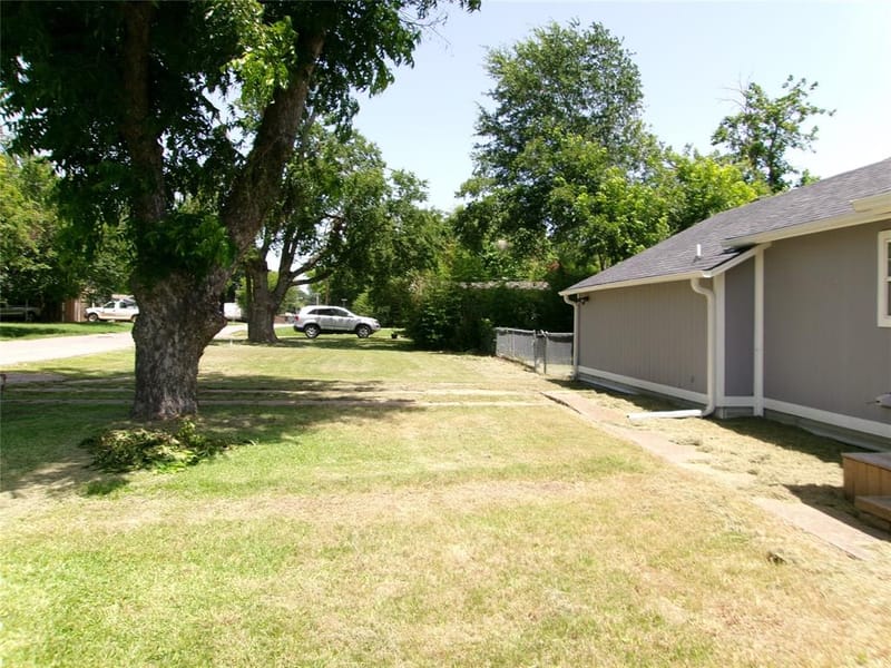 419 W Evans Avenue, Bonham TX 75418 - Photo 3