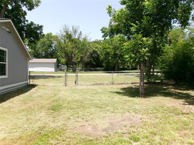 419 W Evans Avenue, Bonham TX 75418 - Photo 34