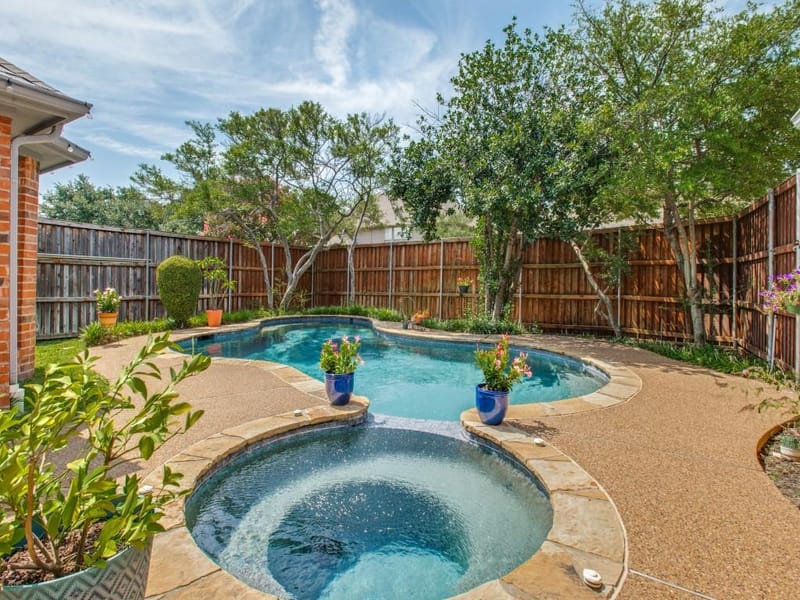 9502 Valley Lake Lane, Irving TX 75063 - Photo 2