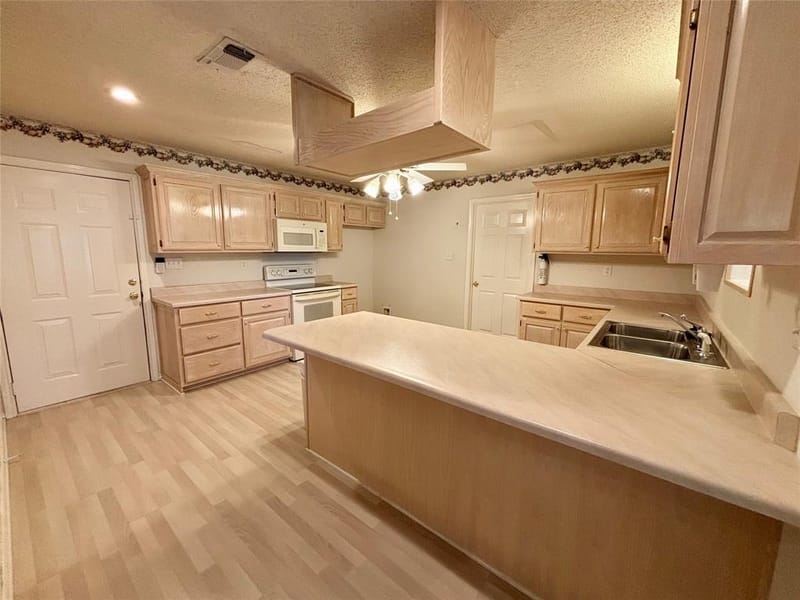 570 N Center, Blossom TX 75416 - Photo 5