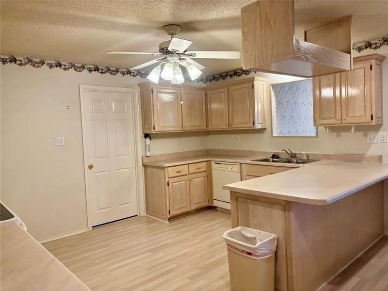 570 N Center, Blossom TX 75416 - Photo 4