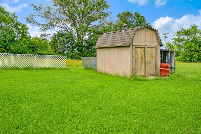570 N Center, Blossom TX 75416 - Photo 21