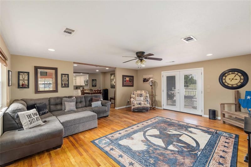 304 N Victor Street, Comanche TX 76442 - Photo 4