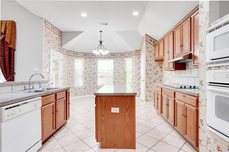3401 Ledbetter Court, Arlington TX 76001 - Photo 8