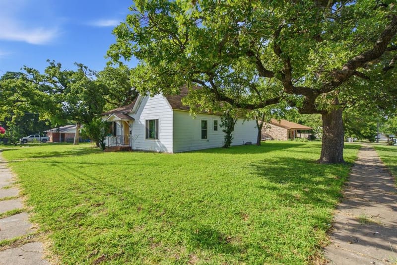 324 W Ross Avenue, De Leon TX 76444 - Photo 21