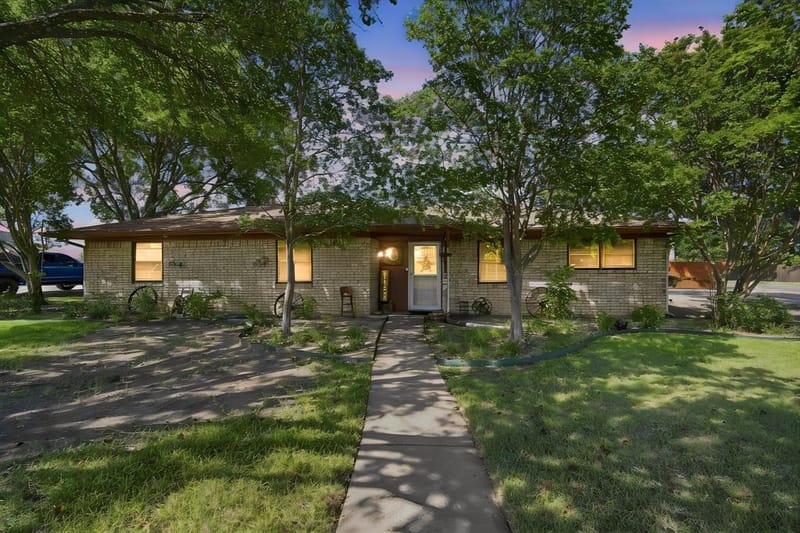 300 Pebble Creek Lane, Red Oak TX 75154