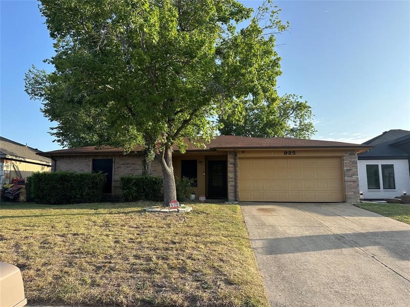 925 Woodcrest Drive, Lancaster TX 75134