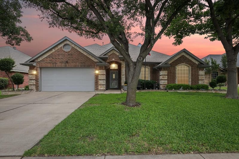 568 Willowview Drive, Saginaw TX 76179 - Photo 2