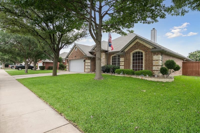568 Willowview Drive, Saginaw TX 76179 - Photo 3