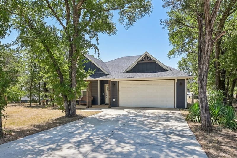 505 S Sky Court, Granbury TX 76049 - Photo 2