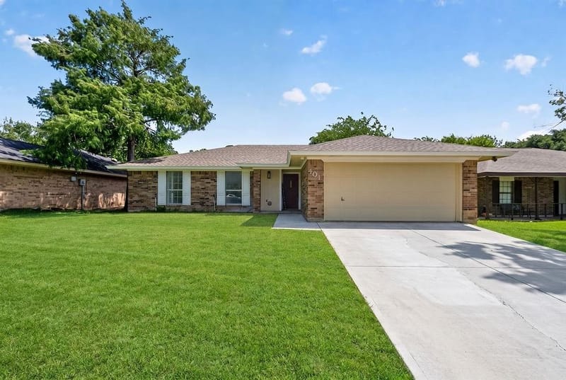 401 Myrtle Drive, Arlington TX 76018 - Photo 3