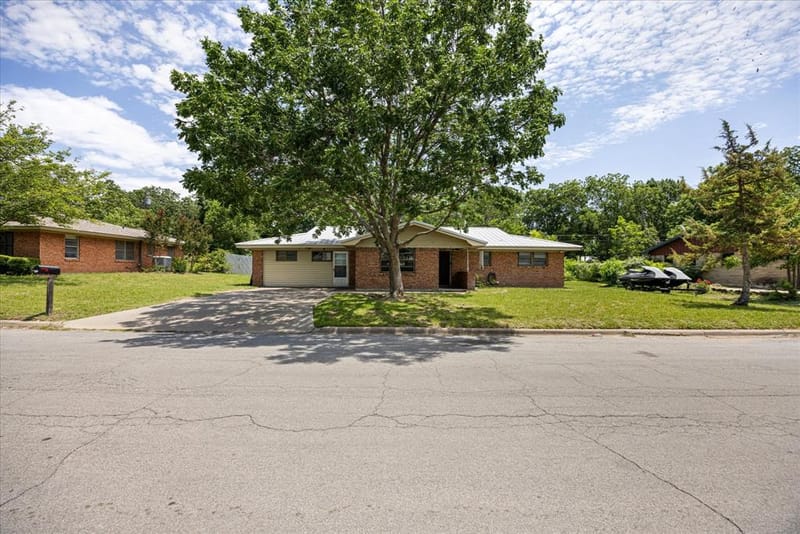 575 N Charlotte Avenue, Stephenville TX 76401 - Photo 2