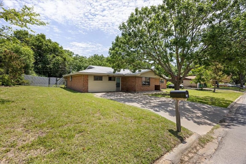 575 N Charlotte Avenue, Stephenville TX 76401 - Photo 3