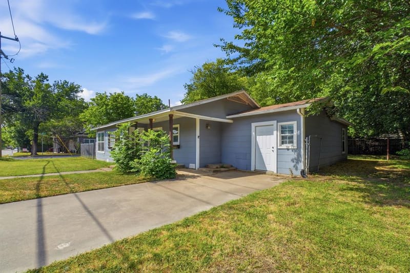 1401 Granbury Street, Cleburne TX 76033 - Photo 2