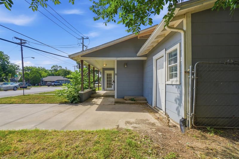 1401 Granbury Street, Cleburne TX 76033 - Photo 3