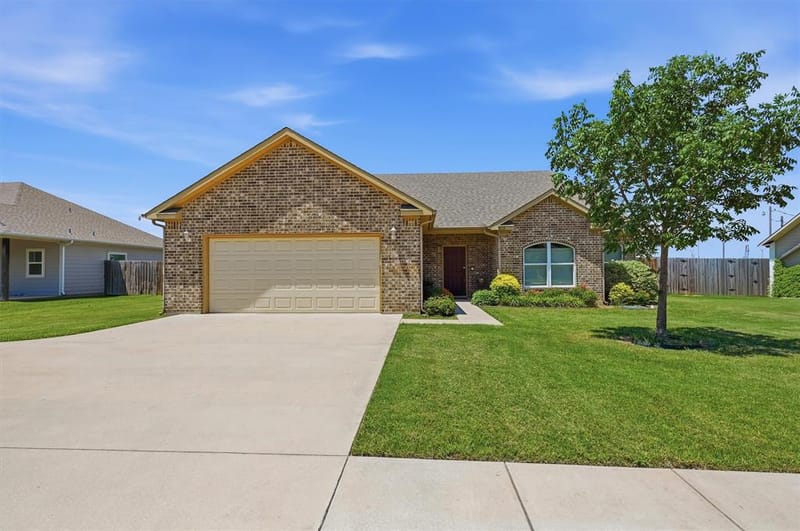 816 E Northside Drive, Pilot Point TX 76258 - Photo 2