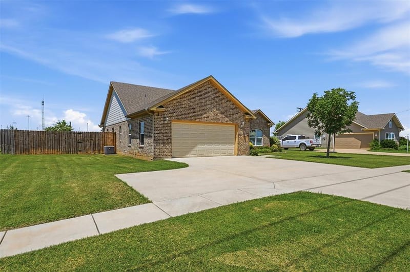 816 E Northside Drive, Pilot Point TX 76258 - Photo 3