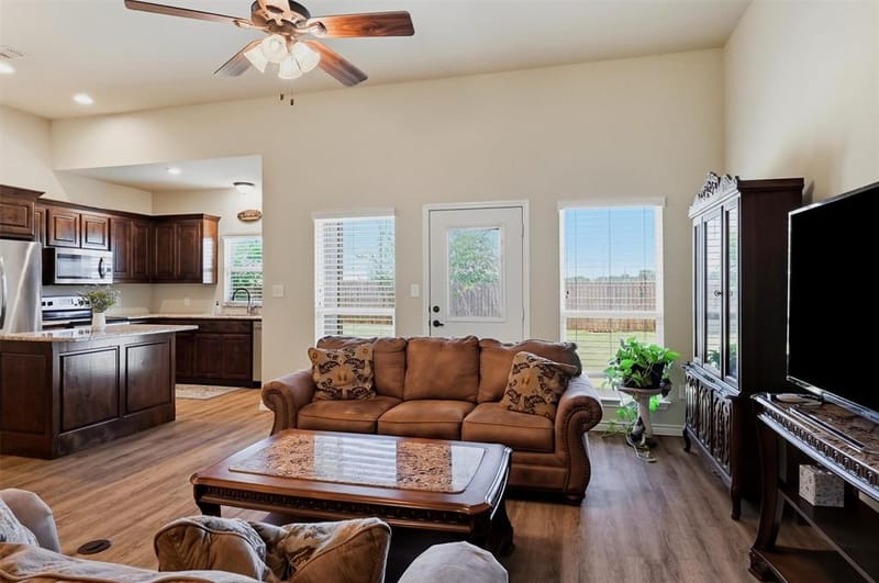 816 E Northside Drive, Pilot Point TX 76258 - Photo 10