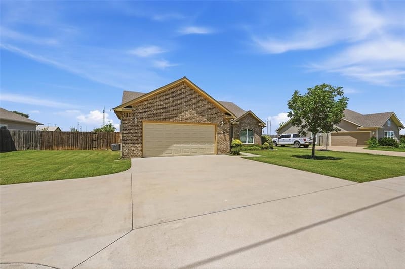 816 E Northside Drive, Pilot Point TX 76258 - Photo 4