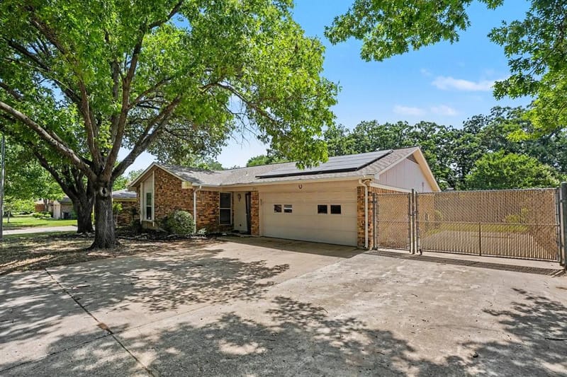 2721 Lucas Drive, Arlington TX 76015 - Photo 2