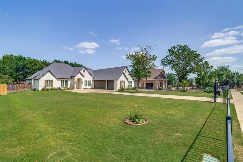 104 Falcon Crest Drive, Kennedale TX 76060 - Photo 3