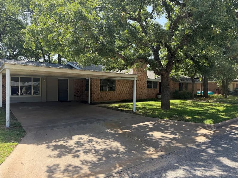 504 Austin Drive, Mineral Wells TX 76067 - Photo 2