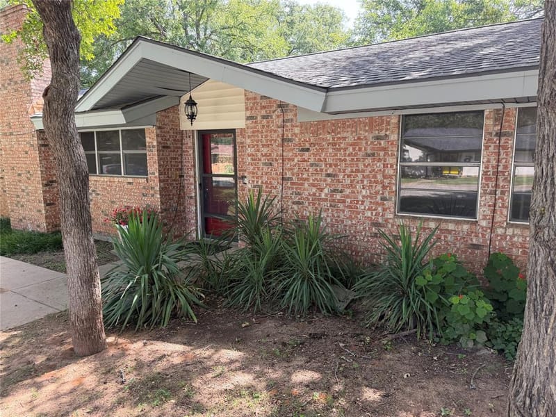 504 Austin Drive, Mineral Wells TX 76067 - Photo 4