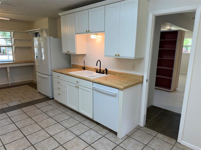 504 Austin Drive, Mineral Wells TX 76067 - Photo 8