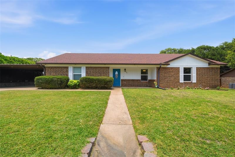 308 Oakwood Lane, Hewitt TX 76643