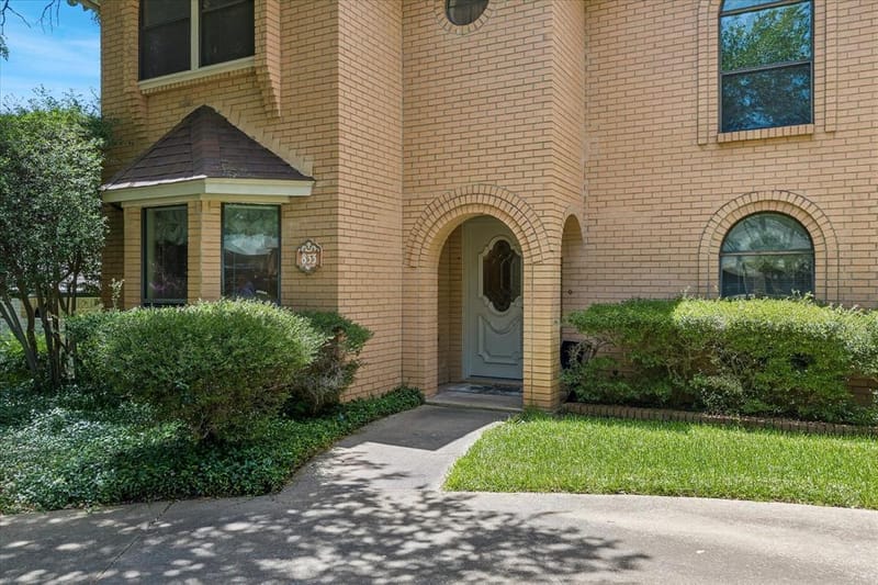 833 Kingston Drive, Mansfield TX 76063 - Photo 3