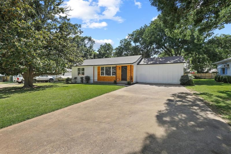 709 Lipscomb Street, Bonham TX 75418 - Photo 3