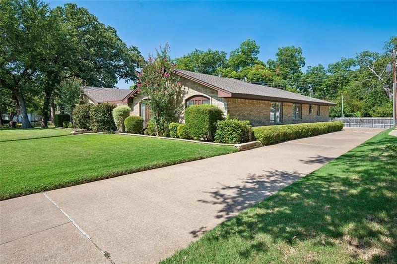 1204 Springwood Court, Euless TX 76040 - Photo 2